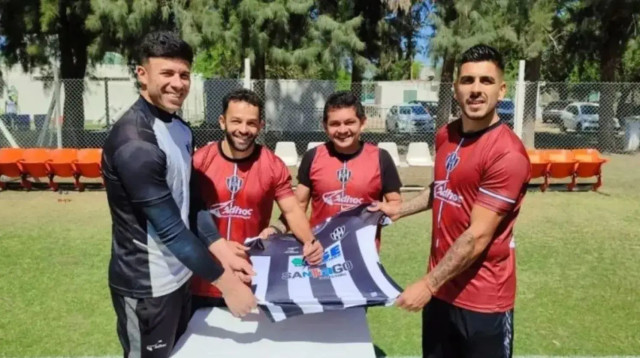 שחקני הקבוצה הארגנטינית, סנטרל קורדובה סנטיאגו דל אסטרו, עם חולצה חתומה בשביל קורבנות הטרור בישראל (צילום: צילום מסך, מתוך טוויטר)