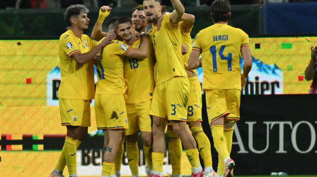שחקני נבחרת רומניה חוגגים (צילום: GettyImages)