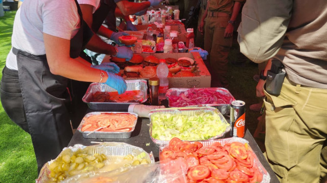 התנדבות למען החיילים בעוטף  (צילום: ללא קרדיט)