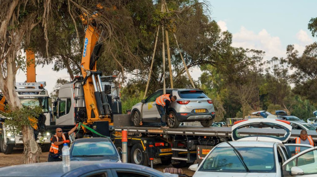 פינוי הרכבים בעוטף עזה (צילום: אנצ'ו גוש)