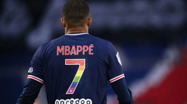 שחקן פריז סן ז'רמן קיליאן אמבפה במדים לתמיכת בלהט"ב, 2021 (צילום: GettyImages, FRANCK FIFE/AFP)