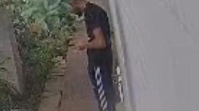 אחד החשודים בפתח תקווה (צילום: מצלמות אבטחה)