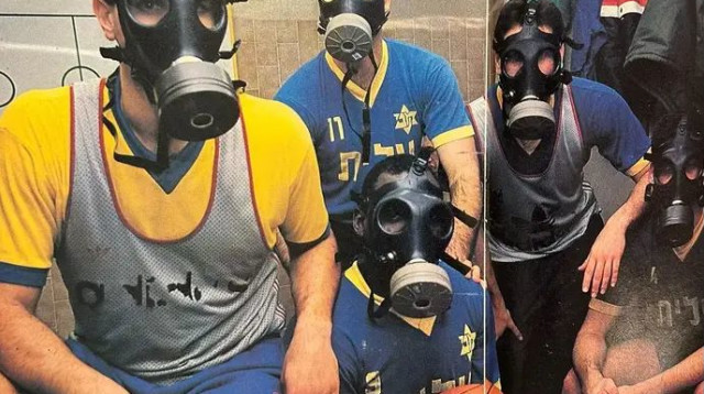 מוטי דניאל (משמאל) וחבריו בחדר ההלבשה ביד אליהו, במהלך אימון ב-1991 (צילום: צילום מסך, מתוך Sports Illustrated)