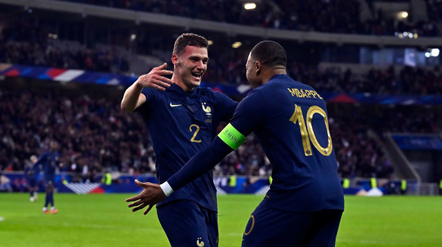 בנז'מן פבאר, שחקן נבחרת צרפת חוגג עם קיליאן אמבפה (צילום: GettyImages, Aurelien Meunier)
