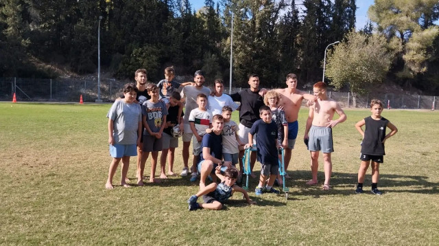 תומר חמד, חנן ממן עם ילדי נחל עוז (צילום: שלמה וייס)