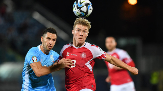 שחקן נבחרת דנמרק רסמוס הוילונד נגד שחקן נבחרת סן מרינו דאנטה רוסי (צילום: רויטרס)