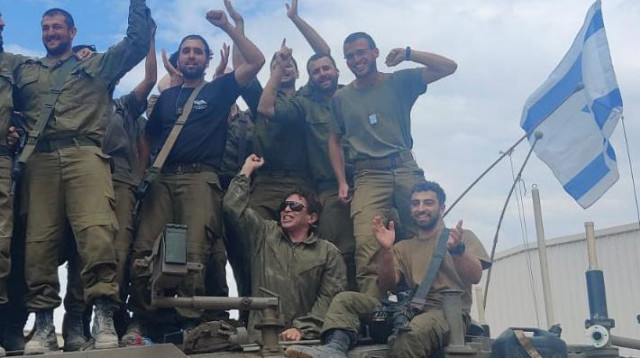 אשר יחד עם המילואימניקים (צילום: ללא קרדיט)