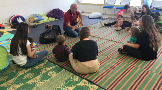 פעילות מוזיקלית הפנגתית לילדים שפונו מישובי הדרום (צילום: בילי קרימולובסקי)