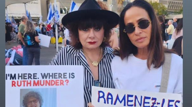 חנה לסלאו מפגינה עם משפחות החטופים (צילום: צילום מסך אינסטגרם)