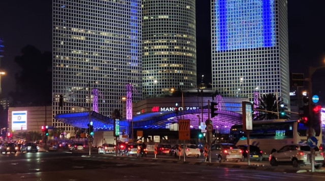 דגל ישראל על מרכז עזריאלי (צילום: אייל תגר)