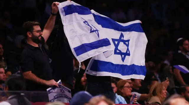 אוהדים עם דגל ישראל במשחק של מכבי רעננה בברוקלין (צילום: GettyImages, Mike Stobe)