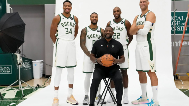 מאמן מילווקי באקס אדריאן גריפין עם יאניס אנטטוקומפו, דמיאן לילארד, ברוק לופז, כריס מידלטון (צילום: GettyImages, Patrick McDermott)