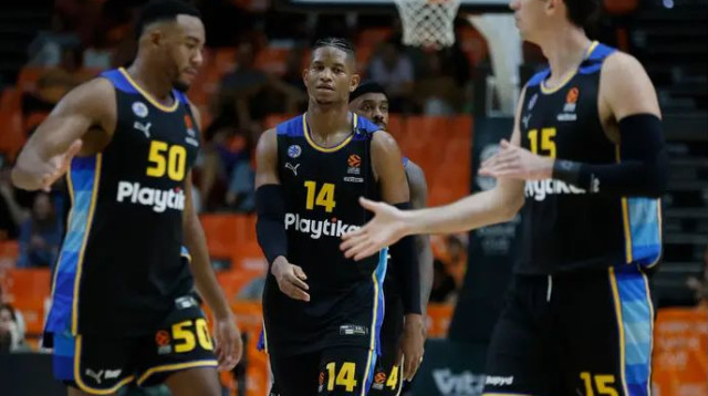 אווירה עוינת מחכה להם ביוון. שחקני מכבי תל אביב (צילום: אתר רשמי, Miguel Ángel Polo/Valencia Basket)