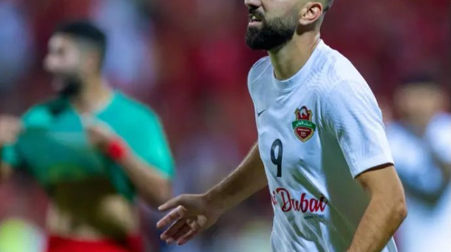 התחלה נהדרת. מונס דאבור חוגג (צילום: אתר רשמי, שבאב אל אהלי)