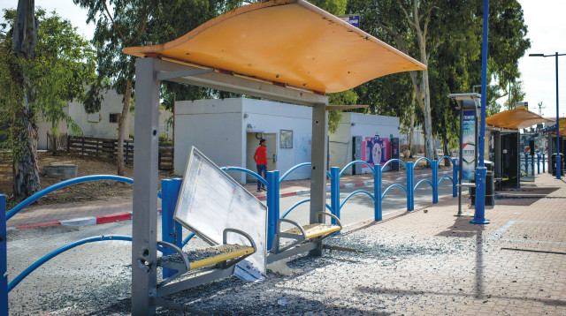 פגיעת רקטה באשקלון (צילום: גיל יערי, פלאש 90)