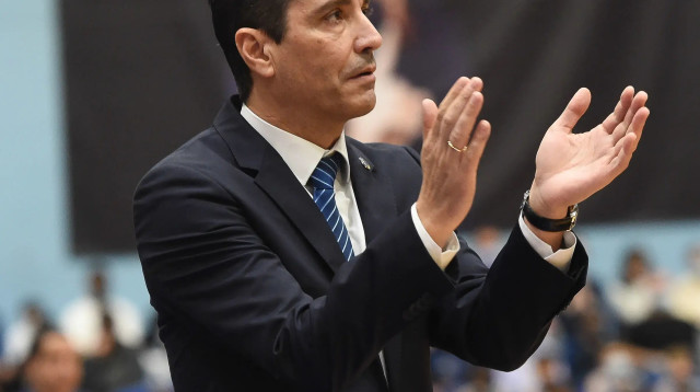 יאניס ספרופולוס, מאמן מכבי תל אביב (צילום: ברני ארדוב)