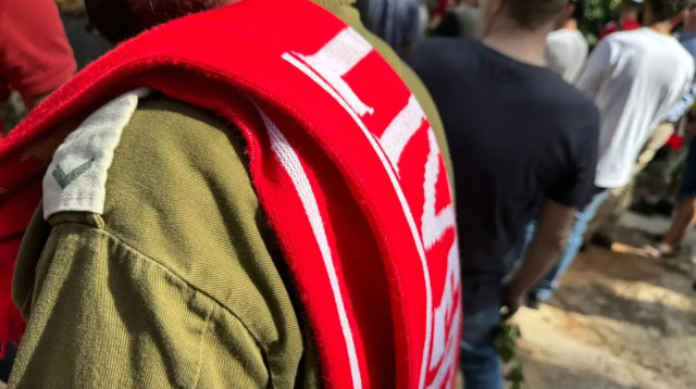 צעיף של ליברפול בהלווית רועי מונדר ז"ל (צילום: יואב איתיאל)