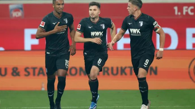 קונצרט בחוץ. שחקני אוגסבורג חוגגים (צילום: אימג'בנק  GettyImages, Alexander Hassenstein)