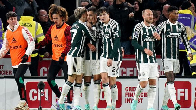 שחקני מנצ'סטר יונייטד חוגגים עם דאלוט (צילום: Danny Lawson - PA Images / Contributor)