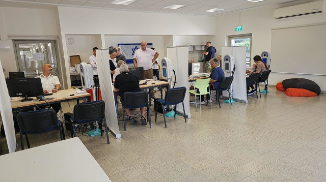 לשכה ניידת של רשות האוכלוסין וההגירה בקיבוץ משמר העמק (צילום: מוקי שוורץ)