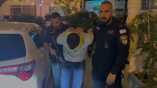 מעצר הסטודנט החשוד בהסתה (צילום: דוברות המשטרה)