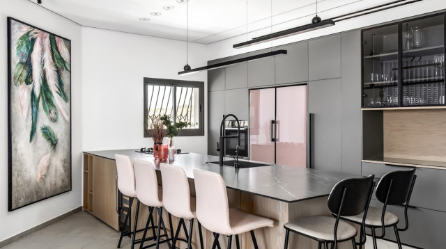 קולקציית 2024 - כיסאות שחייבים לראות!  (צילום: מאור מויאל / עיצוב- נטלי גנון)