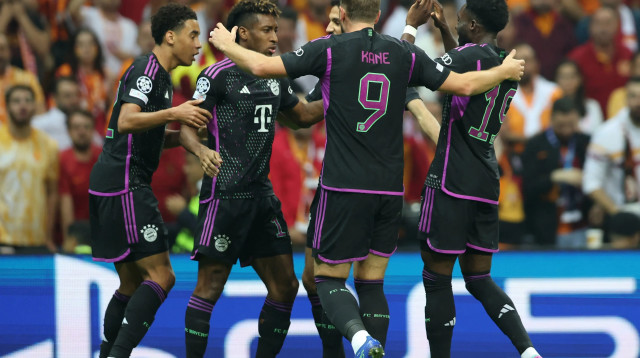 שחקני באיירן מינכן חוגגים עם קינגסלי קומאן (צילום: רויטרס)