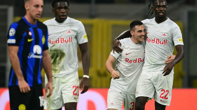 אוסקר גלוך שחקן רד בול זלצבורג חוגג שער עם עומאר סולה (צילום: GettyImages, MARCO BERTORELLO/AFP)