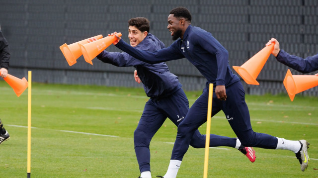 עומרי גנדלמן באימון גנט לצד ג'ורדן טורנאריגה (צילום: GettyImages, KURT DESPLENTER/BELGA MAG/AFPb)