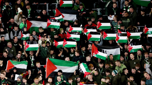 אוהדי סלטיק מניפים דגלי פלסטין (צילום: רויטרס)