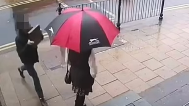 הותקפה רק כי לבשה חיג'אב (צילום: CCTV)