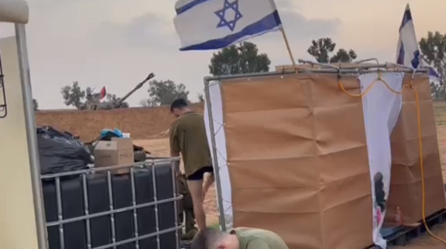 מקלחות חמות ניידות לחיילי צה"ל (צילום: זיו ברוש)