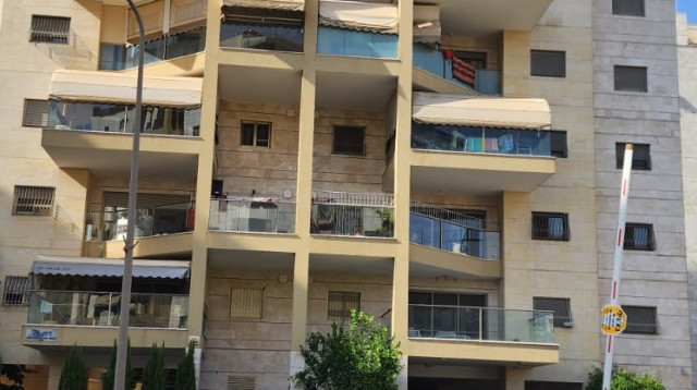 בניין בפתח תקווה שבו נפלה רקטה (צילום: אלון חכמון)