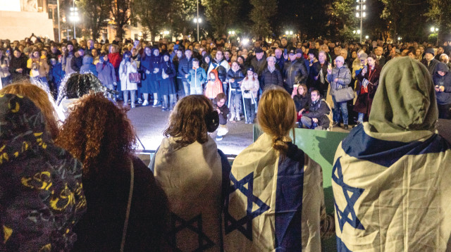 מאירוע התמיכה בישראל שארגנה הקהילה היהודית ליד פסל החירות בריגה (צילום: ילנה מקייבה)