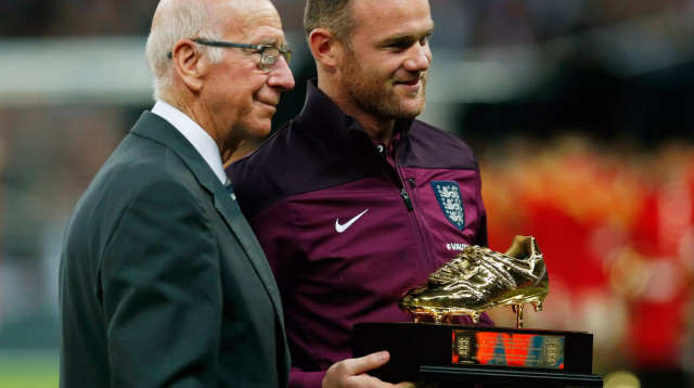 שחקן נבחרת אנגליה ויין רוני לצד שחקן העבר האגדי סר בובי צ'רלטון (צילום: רויטרס)