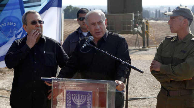 נתניהו וברק בביקור במערכת כיפת ברזל ליד ניצנים ב-2012 (צילום: פלאש 90)