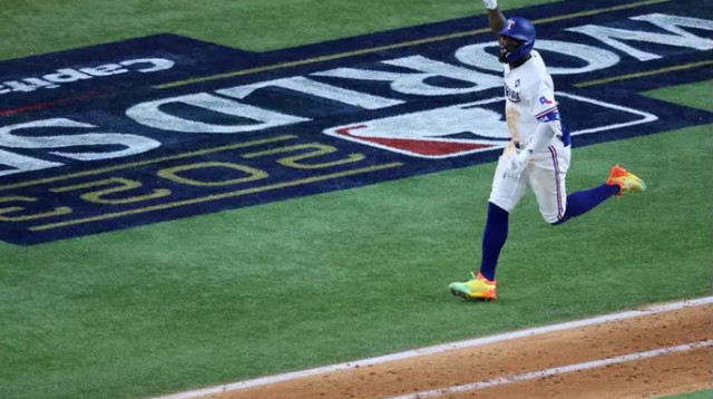 אדוליס גרסיה מטקסס חוגג את ריצת הניצחון (צילום: GettyImages, Stacy Revere)