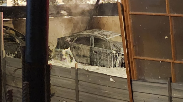 פגיעה ישירה בקרית אונו (צילום: אלון חכמון)