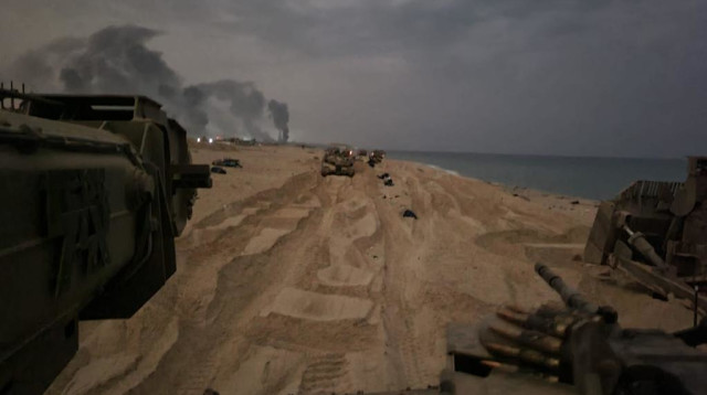 כוחות משוריינים בחוף הים ברצועה (צילום: דובר צה"ל)