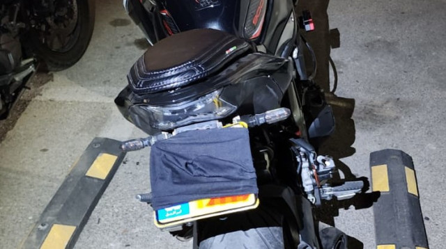 אופנוע שנתפס. רעשים המדמים קולות אזעקה וירי (צילום: דוברות המשטרה)