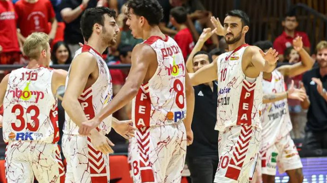 מה יעלה בגורל המשחקים? שחקני הפועל גליל עליון (צילום: לילך וייס רוזנברג)