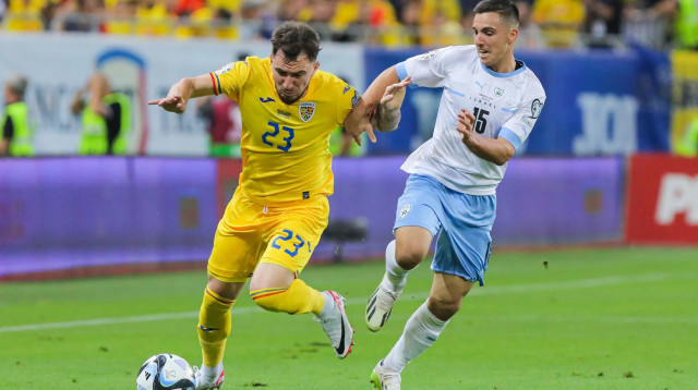 אוסקר גלוך שחקן נבחרת ישראל מול דיאן סורסקו שחקן נבחרת רומניה (צילום: GettyImages, Vasile Mihai-Antonio)