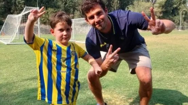 דניאל טננבאום שוער מכבי תל אביב בביקור בקיבוץ משמר העמק עם מפוני נחל עוז (צילום: באדיבות המצולמים)