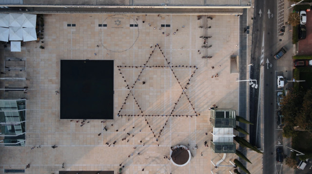 מיצג מגן דוד אנושי (צילום: איתי כהן)