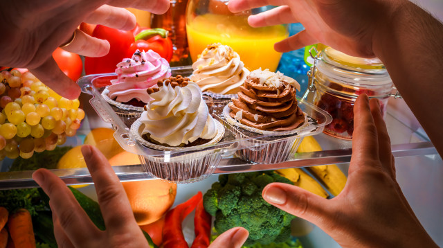 אכילה רגשית (צילום: אינג'אימג')