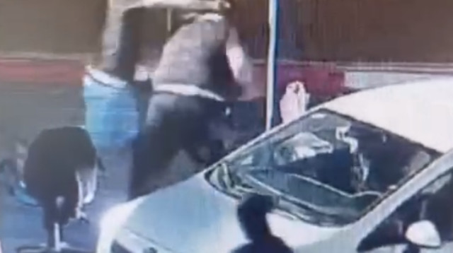 תיעוד התקיפה (צילום: מצלמות האבטחה של הקניון מתוך כתב האישום)