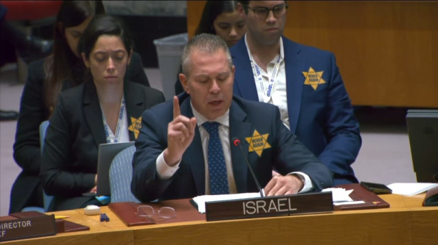 גלעד ארדן עם טלאי צהוב באו"ם (צילום: צילום מסך)