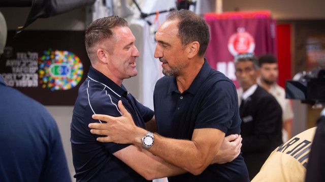 מייקל ולקאניס ורובי קין לפני פתיחת הדרבי התל אביבי (צילום: קובי אליהו)