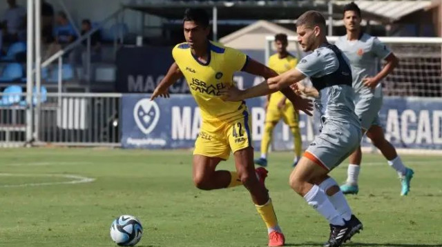 שחקן בני יהודה שי אייזן, מול שחקן מכבי תל אביב דור פרץ (צילום: אתר רשמי, מכבי תל אביב)