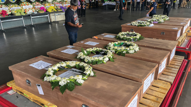 ארונותיהם של עובדים תאילנדים שנהרגו בחרבות ברזל (צילום: רויטרס)